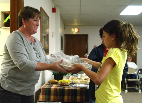 2010-09-10 Cathy receives her prize from Ashley. DSC09590.jpg